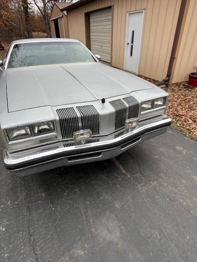 Oldsmobile-Cutlass-1976-silver-130357-2