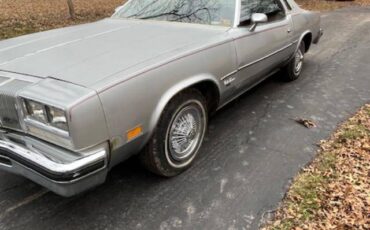 Oldsmobile-Cutlass-1976-silver-130357