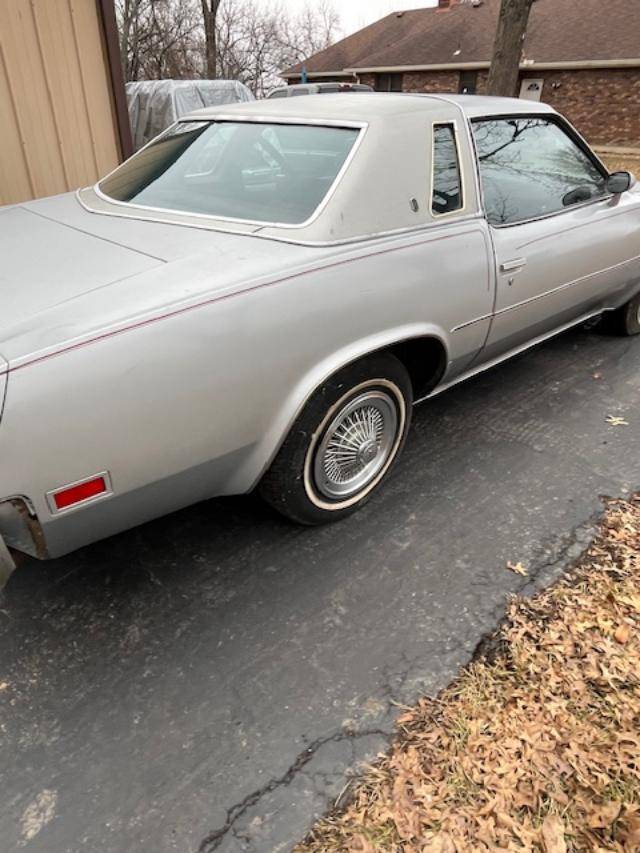 Oldsmobile-Cutlass-1976-silver-130357-4