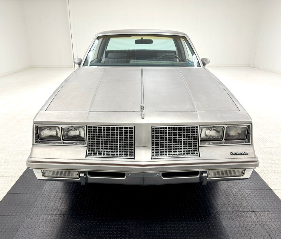 Oldsmobile-Cutlass-1985-Silver-Gray-48572-7