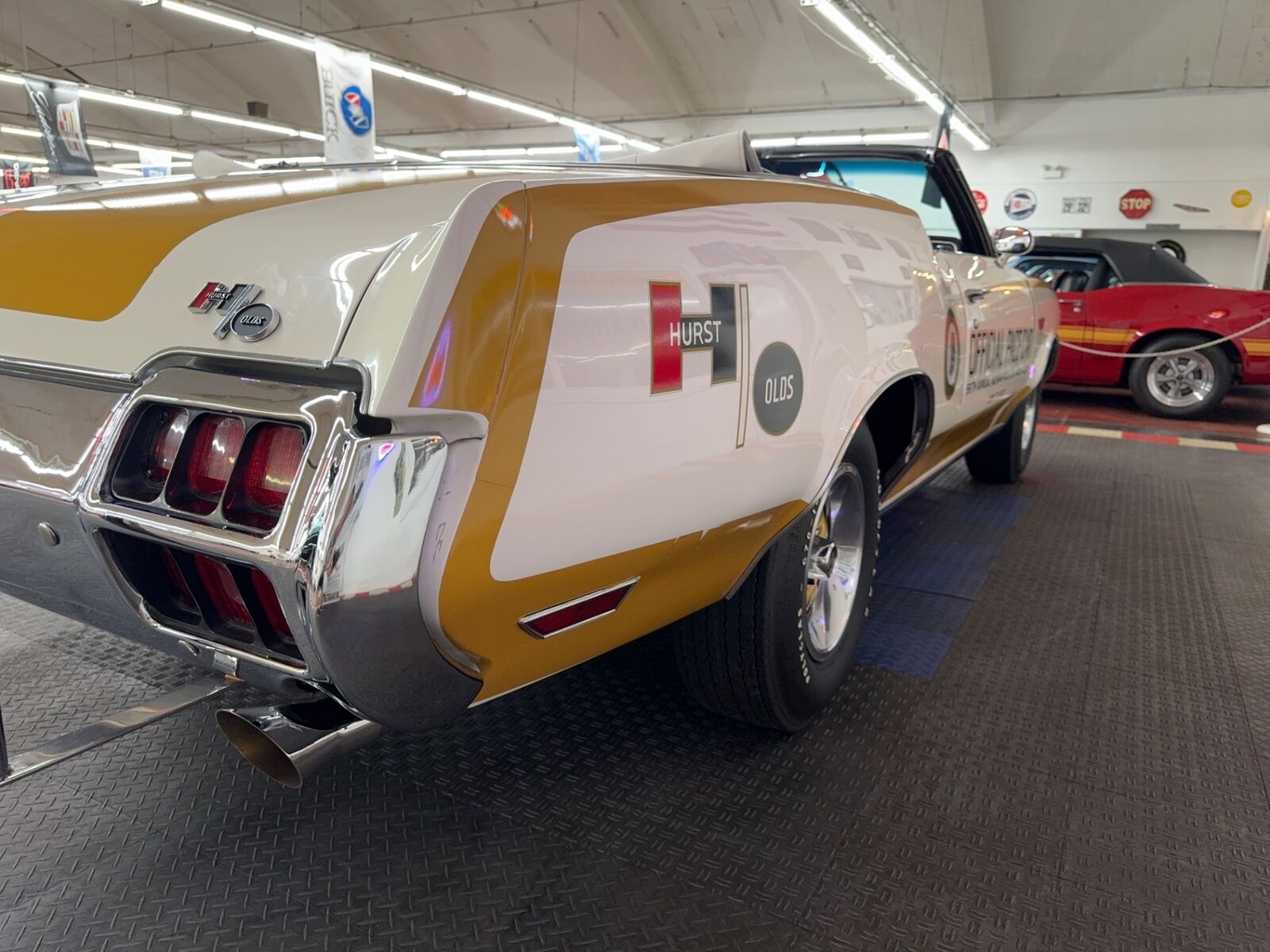 Oldsmobile-Cutlass-Cabriolet-1972-White-Black-0-31