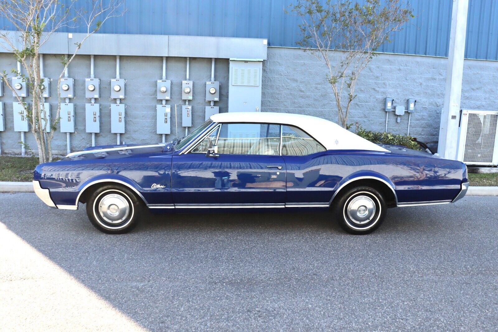 Oldsmobile-Cutlass-Coupe-1967-Blue-White-96802-1