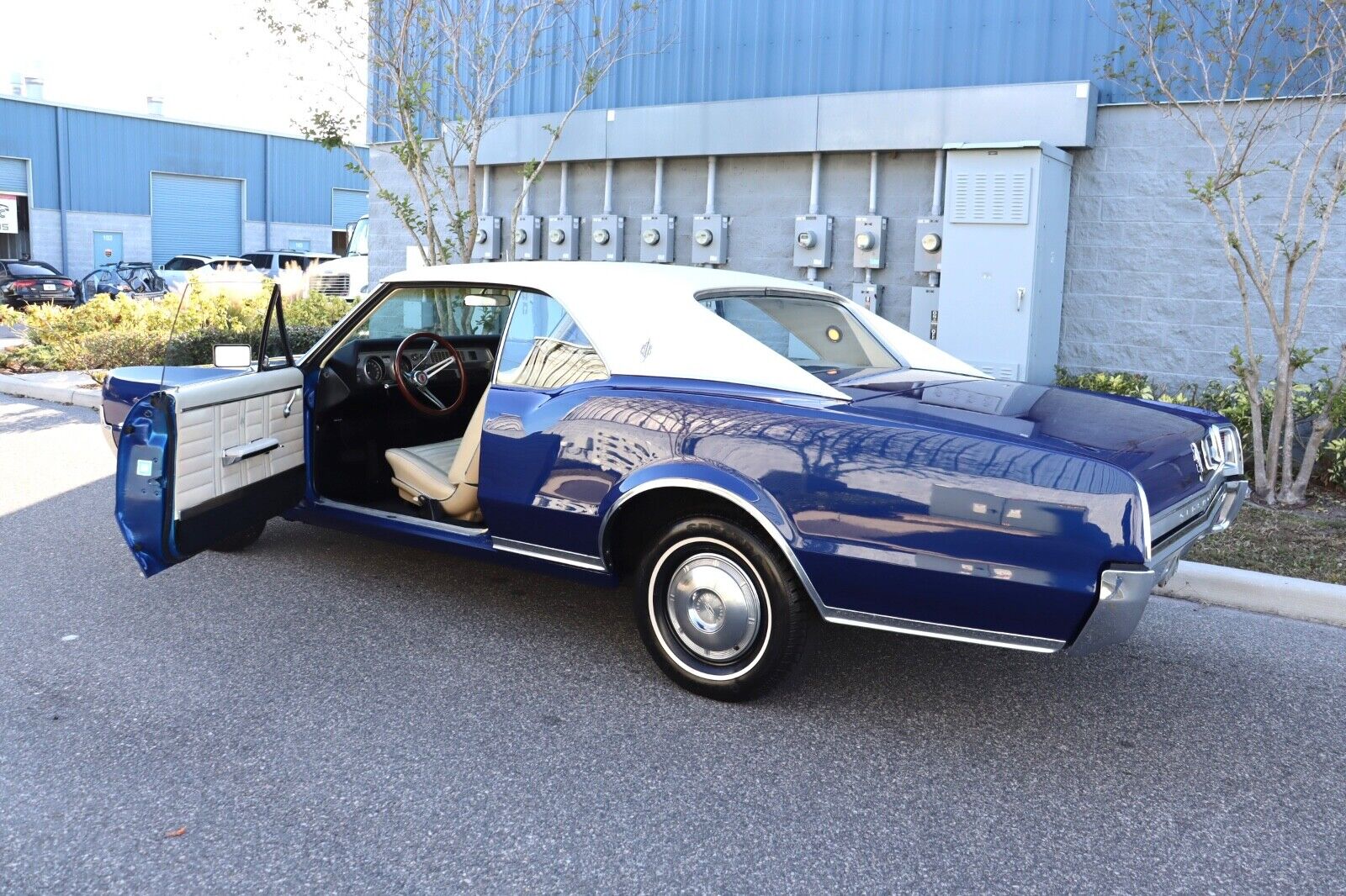 Oldsmobile-Cutlass-Coupe-1967-Blue-White-96802-17