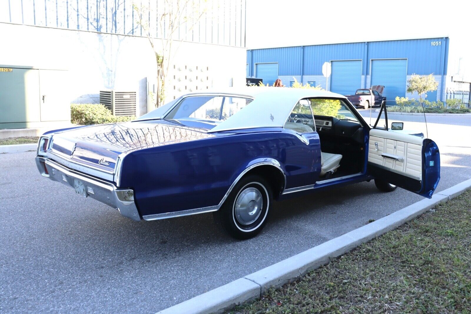 Oldsmobile-Cutlass-Coupe-1967-Blue-White-96802-22