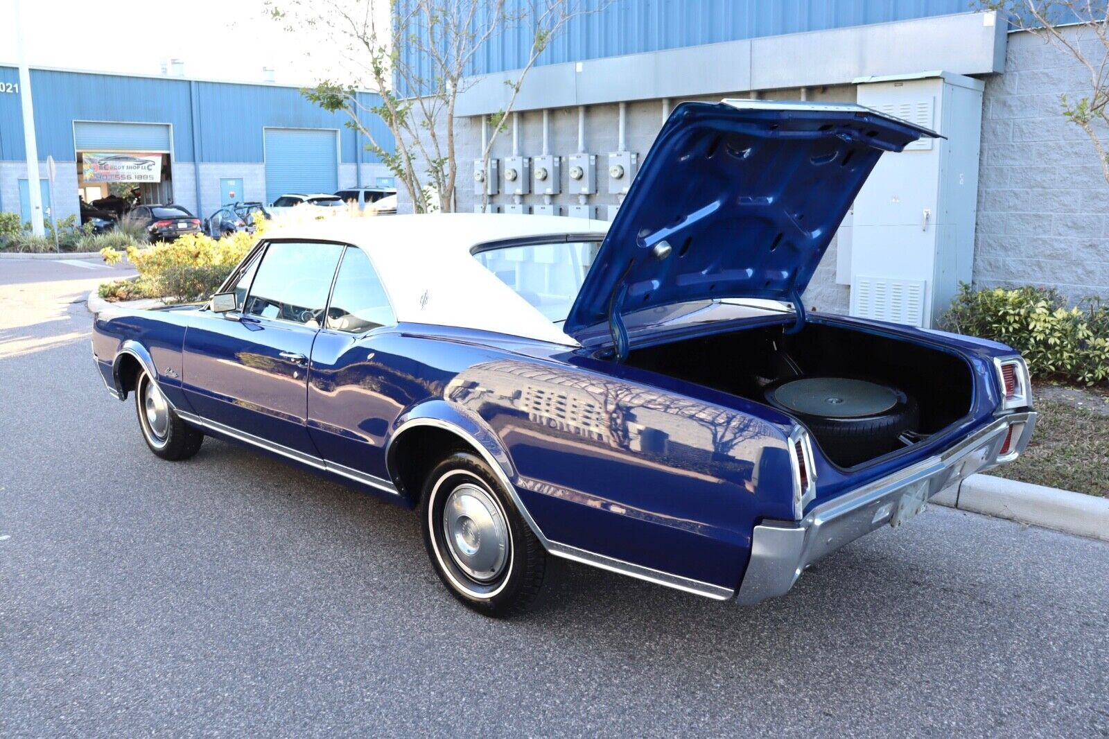 Oldsmobile-Cutlass-Coupe-1967-Blue-White-96802-34