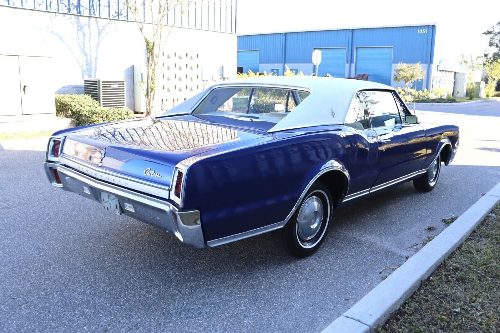 Oldsmobile-Cutlass-Coupe-1967-Blue-White-96802-4