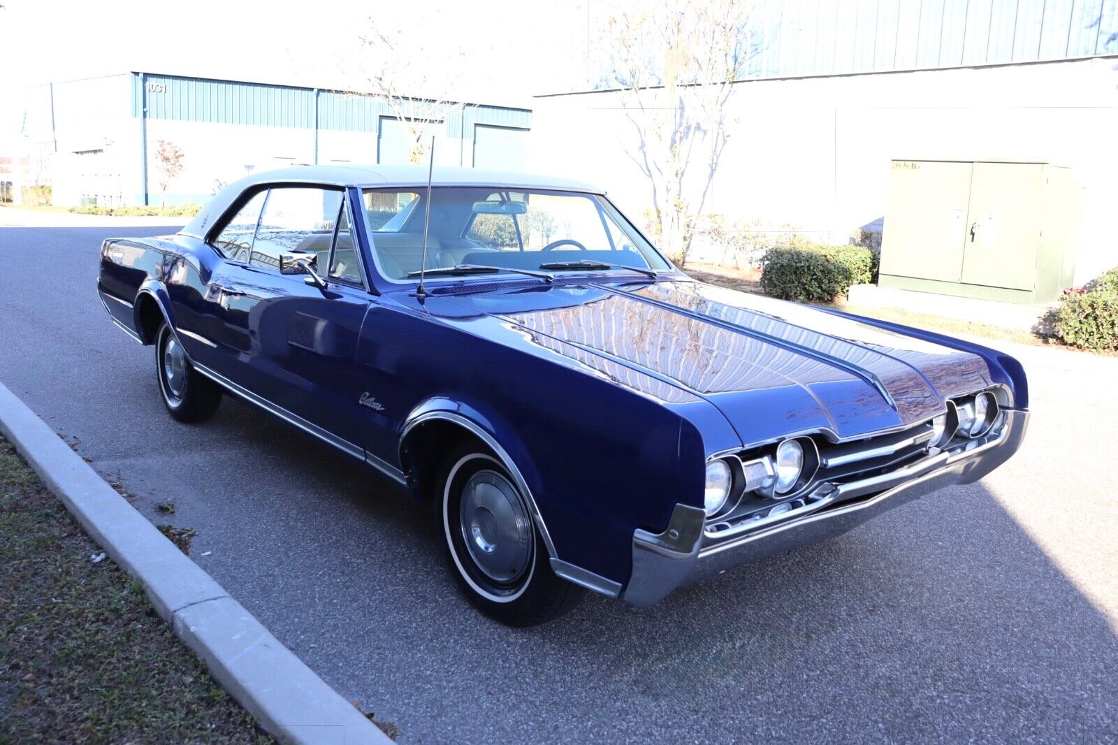 Oldsmobile-Cutlass-Coupe-1967-Blue-White-96802-5