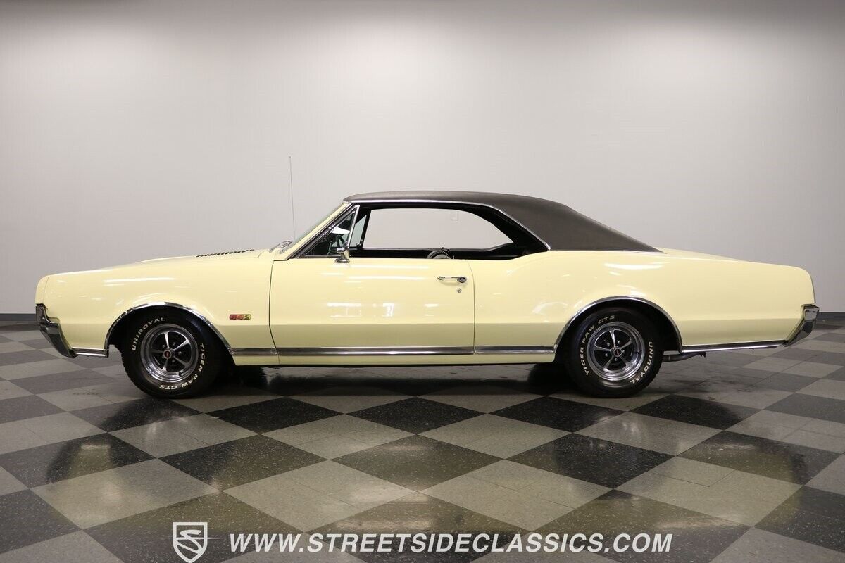 Oldsmobile-Cutlass-Coupe-1967-White-Black-146404-2