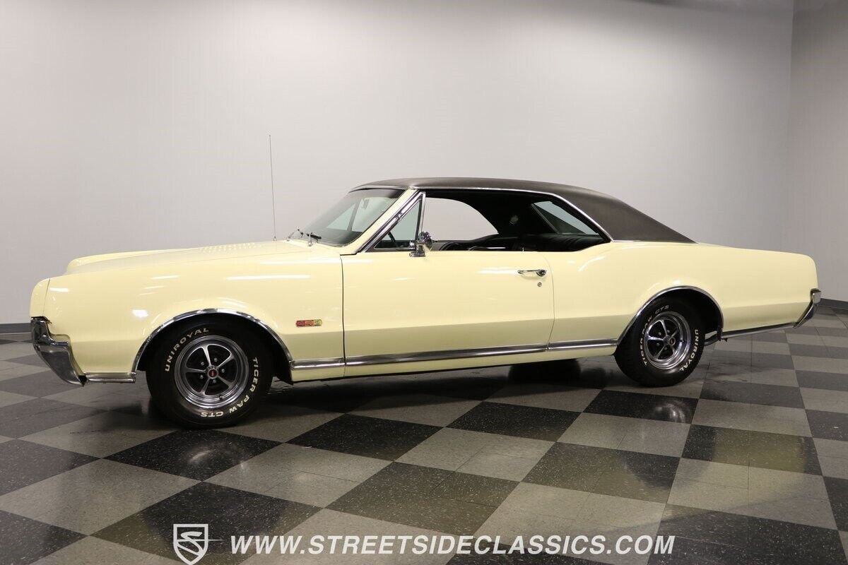 Oldsmobile-Cutlass-Coupe-1967-White-Black-146404-6