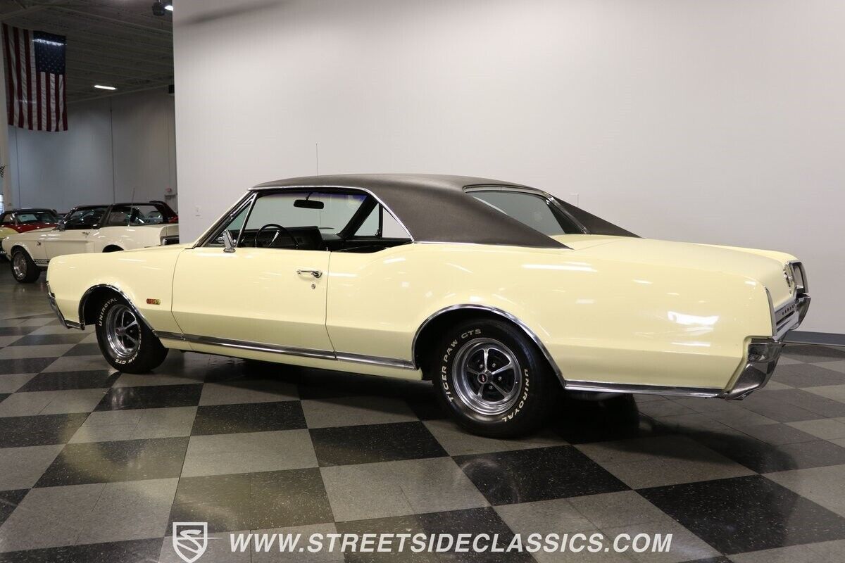 Oldsmobile-Cutlass-Coupe-1967-White-Black-146404-8