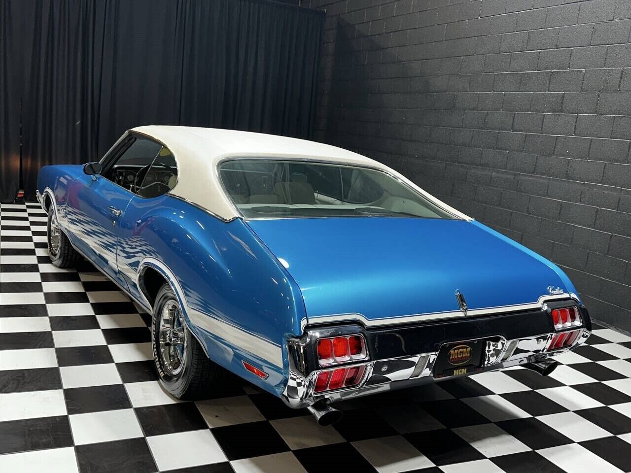 Oldsmobile-Cutlass-Coupe-1972-Blue-White-0-3