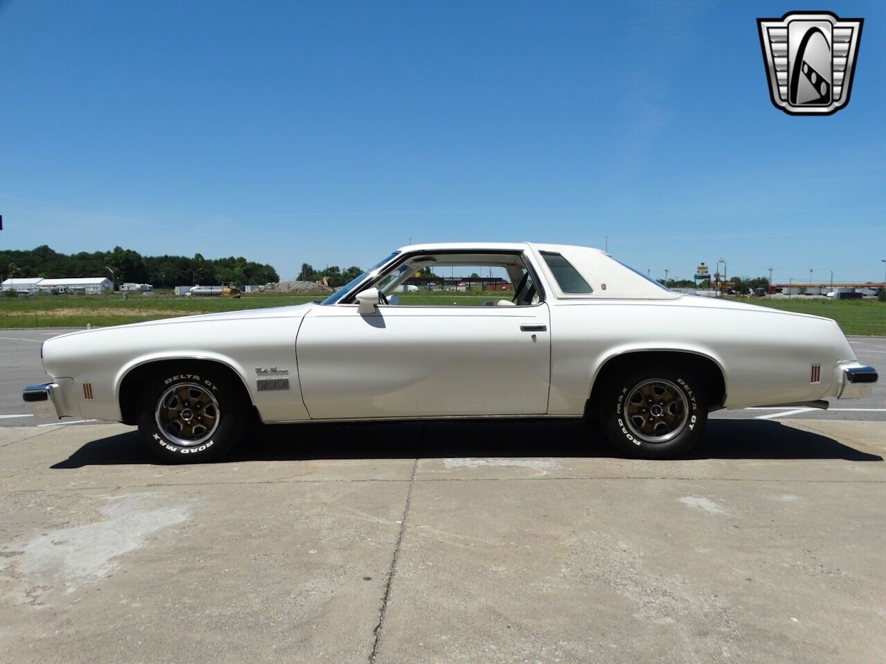 Oldsmobile-Cutlass-Coupe-1975-White-White-132621-4