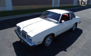 Oldsmobile-Cutlass-Coupe-1978-White-Red-126596-2