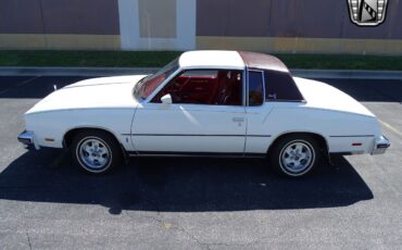 Oldsmobile-Cutlass-Coupe-1978-White-Red-126596-3