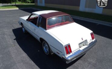 Oldsmobile-Cutlass-Coupe-1978-White-Red-126596-4