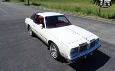 Oldsmobile-Cutlass-Coupe-1978-White-Red-126596-8