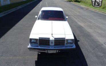 Oldsmobile-Cutlass-Coupe-1978-White-Red-126596-9