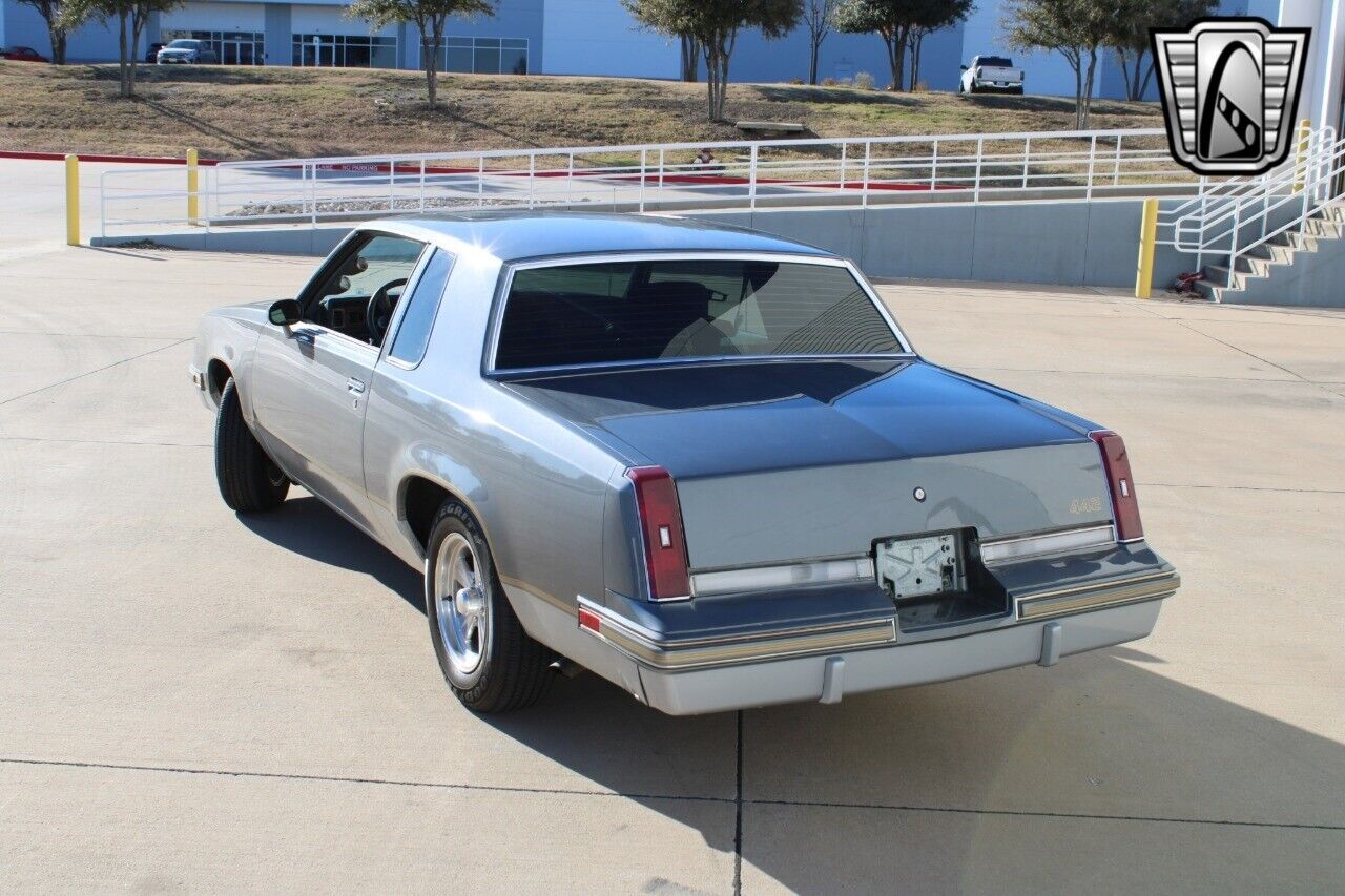 Oldsmobile-Cutlass-Coupe-1986-Silver-Gray-143005-3