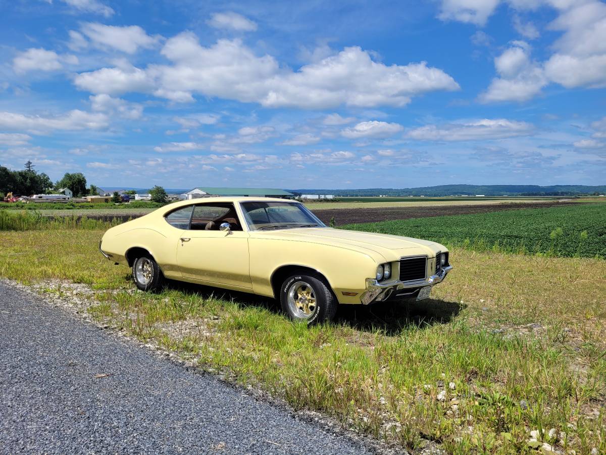 Oldsmobile-Cutlass-s-1972-yellow-152887