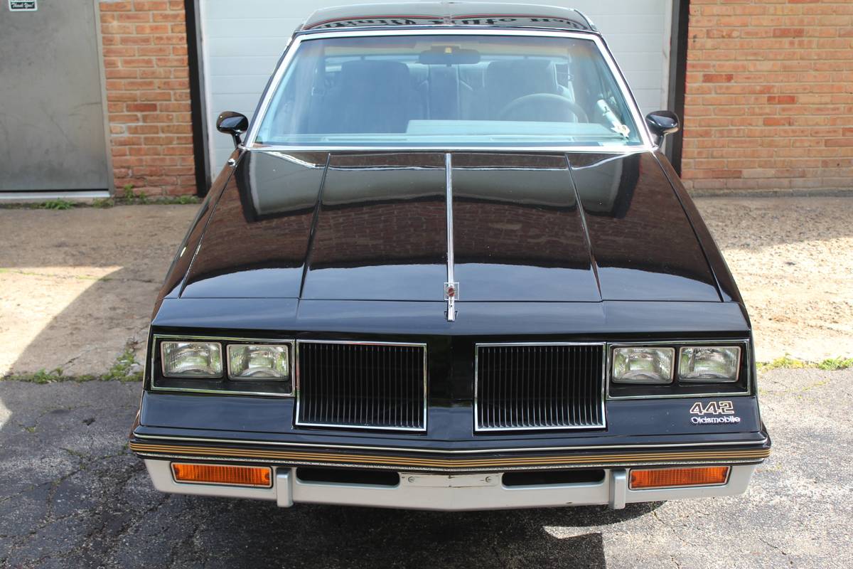 Oldsmobile-Cutlass-salon-1986-black-105734-1