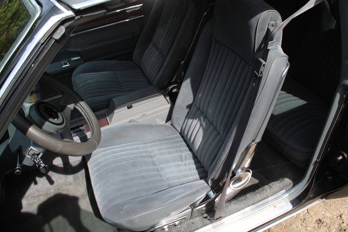 Oldsmobile-Cutlass-salon-1986-black-105734-14