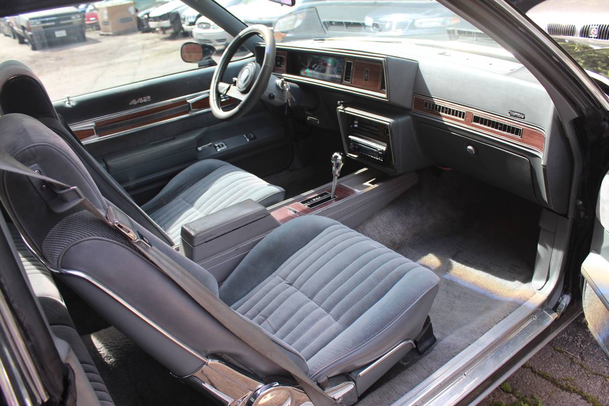 Oldsmobile-Cutlass-salon-1986-black-105734-16