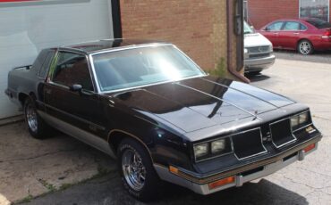 Oldsmobile-Cutlass-salon-1986-black-105734-2