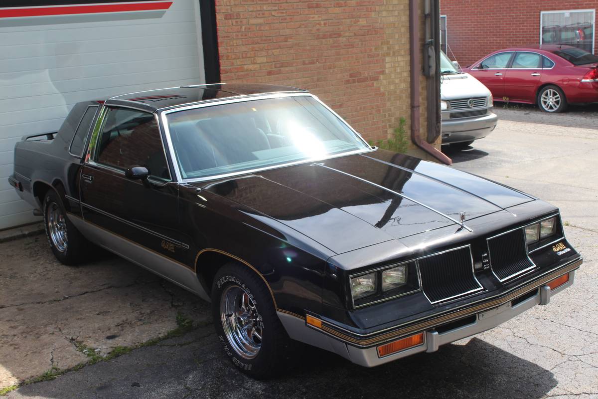 Oldsmobile-Cutlass-salon-1986-black-105734-2