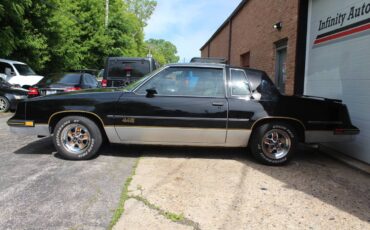 Oldsmobile-Cutlass-salon-1986-black-105734-3