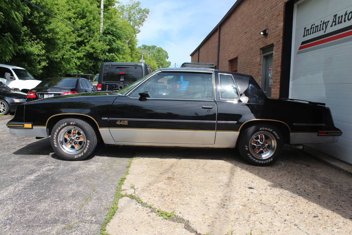 Oldsmobile-Cutlass-salon-1986-black-105734-3