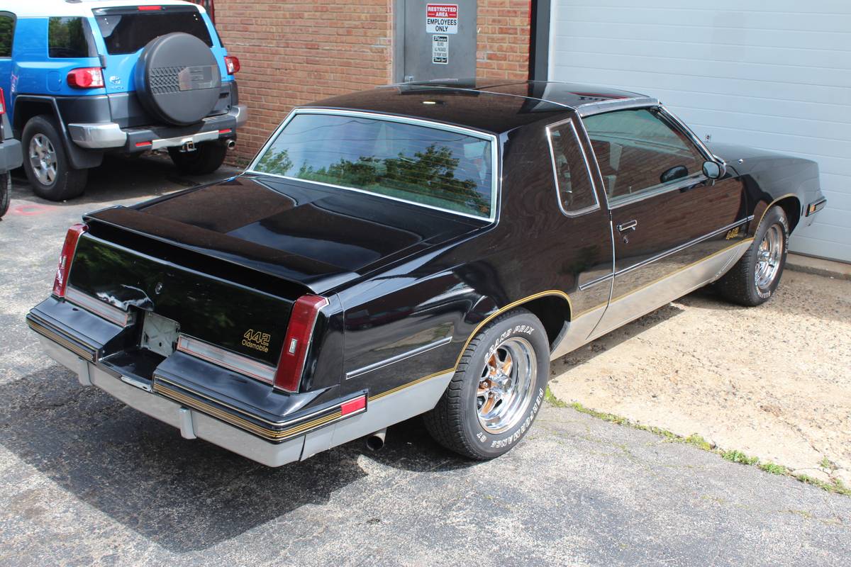 Oldsmobile-Cutlass-salon-1986-black-105734-4