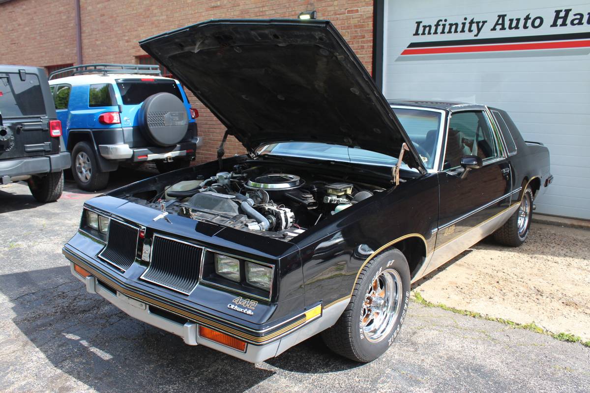 Oldsmobile-Cutlass-salon-1986-black-105734-7