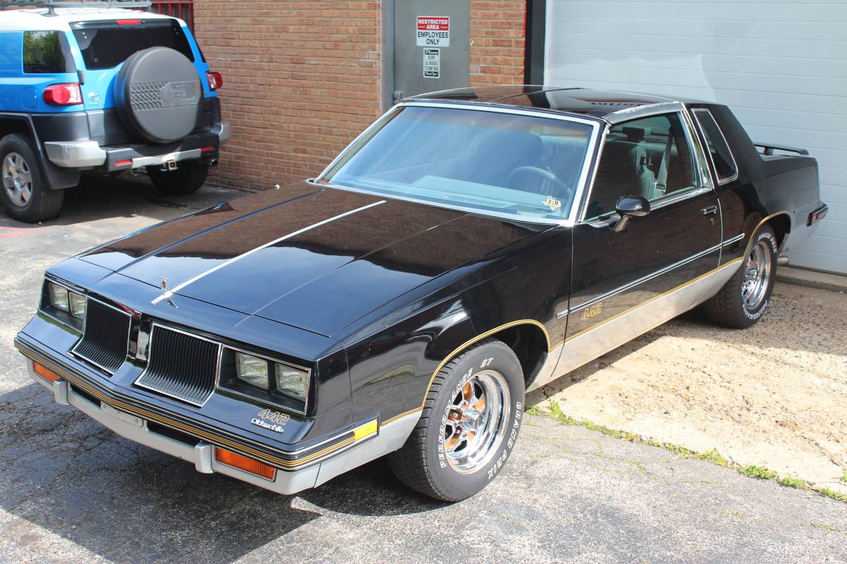 Oldsmobile-Cutlass-salon-1986-black-105734