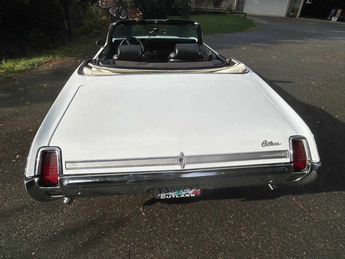 Oldsmobile-Cutlass-supreme-convertible-1969-white-1609-7