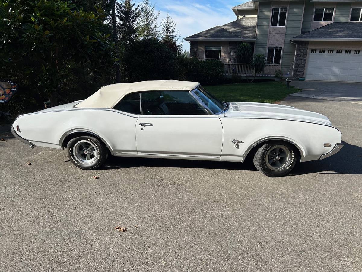 Oldsmobile-Cutlass-supreme-convertible-1969-white-1609