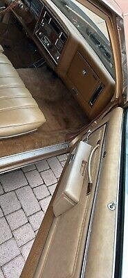 Oldsmobile-Delta-88-1977-Brown-27520-10