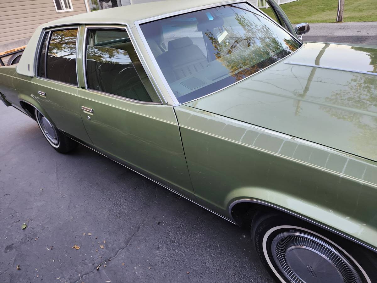 Oldsmobile-Delta-88-1979-green-139953-1