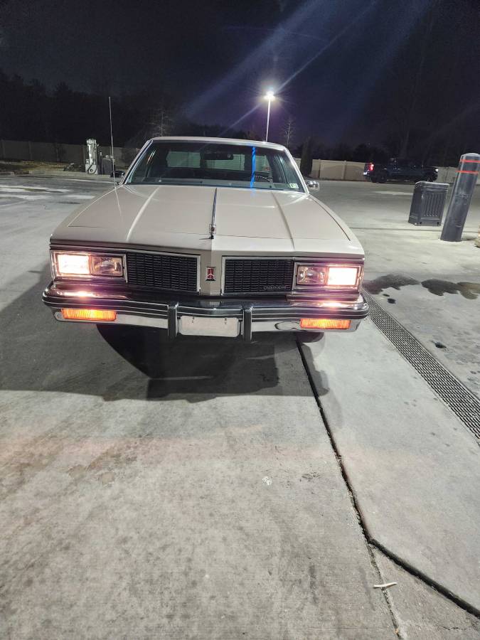 Oldsmobile-Delta-88-1984-70811-2