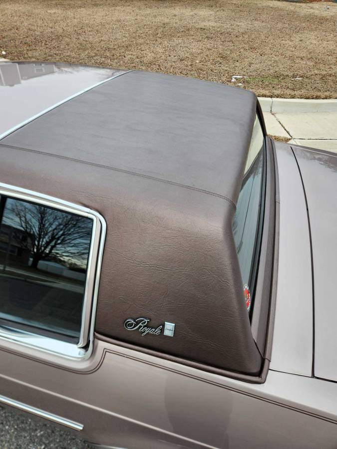 Oldsmobile-Delta-88-1984-70811-9