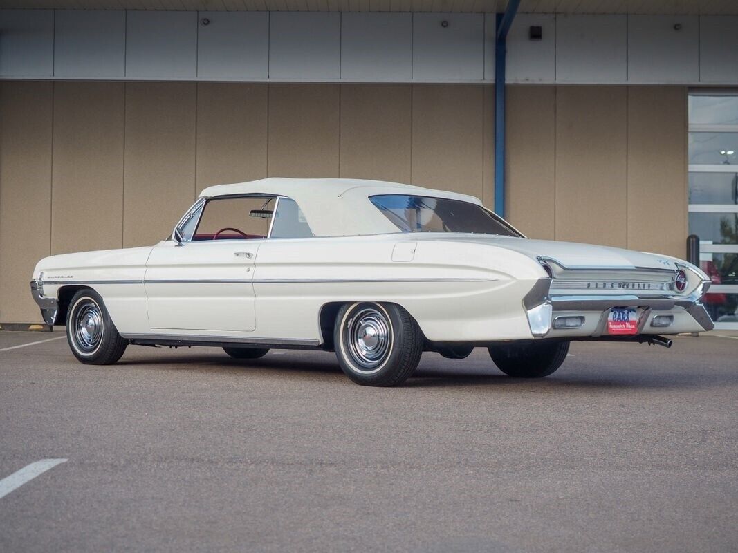 Oldsmobile-Eighty-Eight-1961-White-Red-155953-1