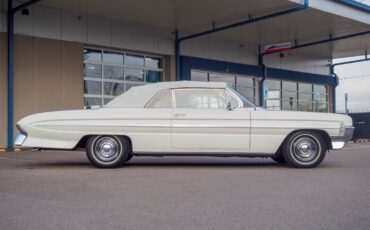 Oldsmobile-Eighty-Eight-1961-White-Red-155953-11