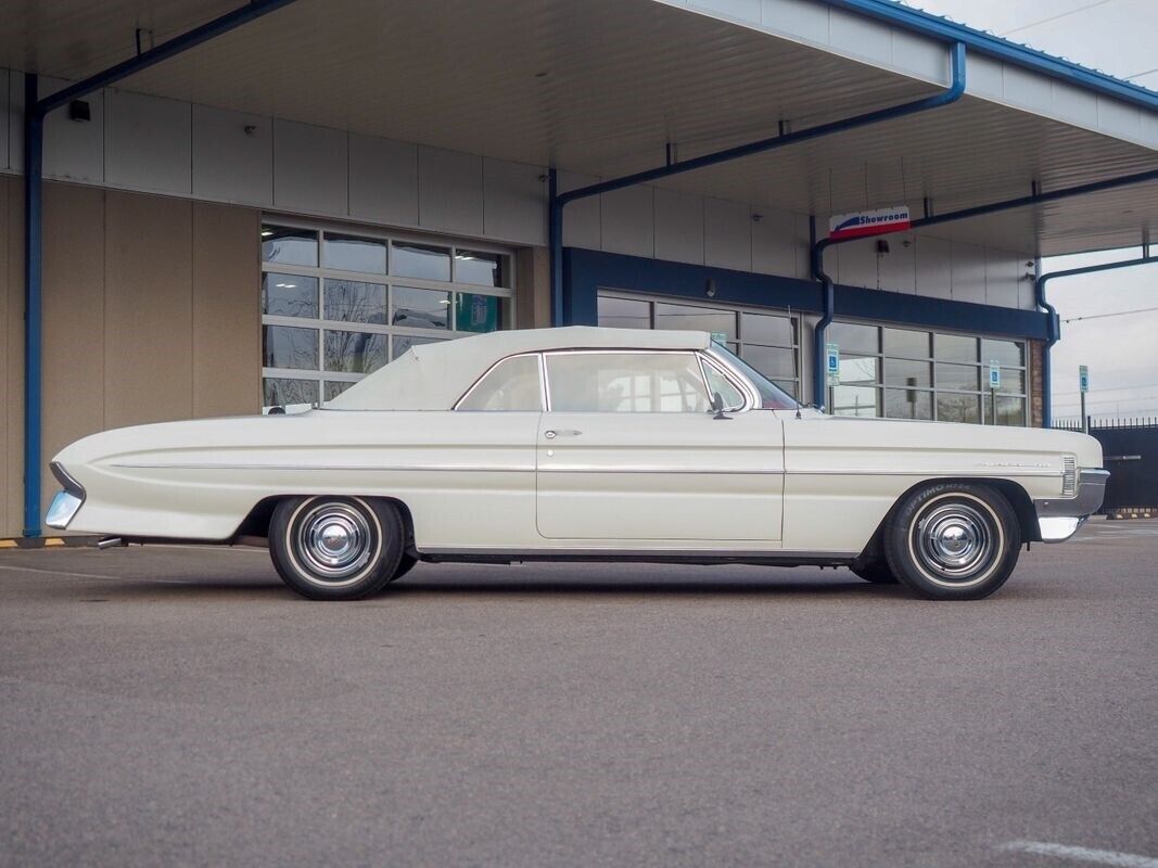 Oldsmobile-Eighty-Eight-1961-White-Red-155953-11