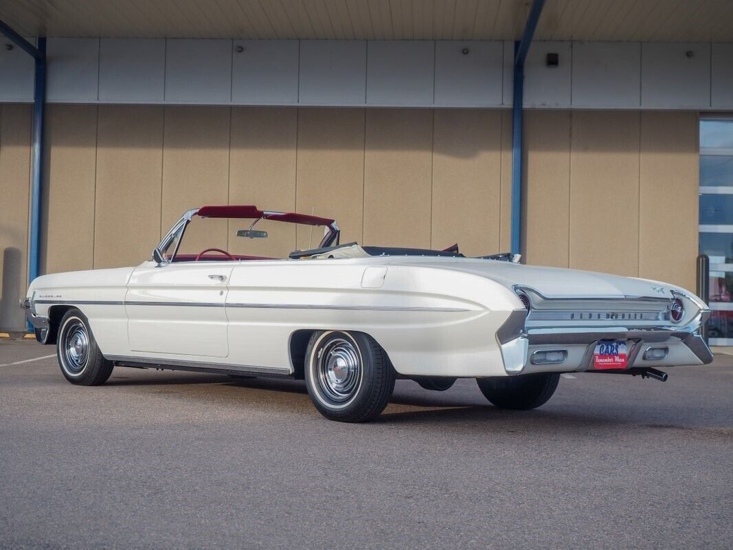 Oldsmobile-Eighty-Eight-1961-White-Red-155953-3