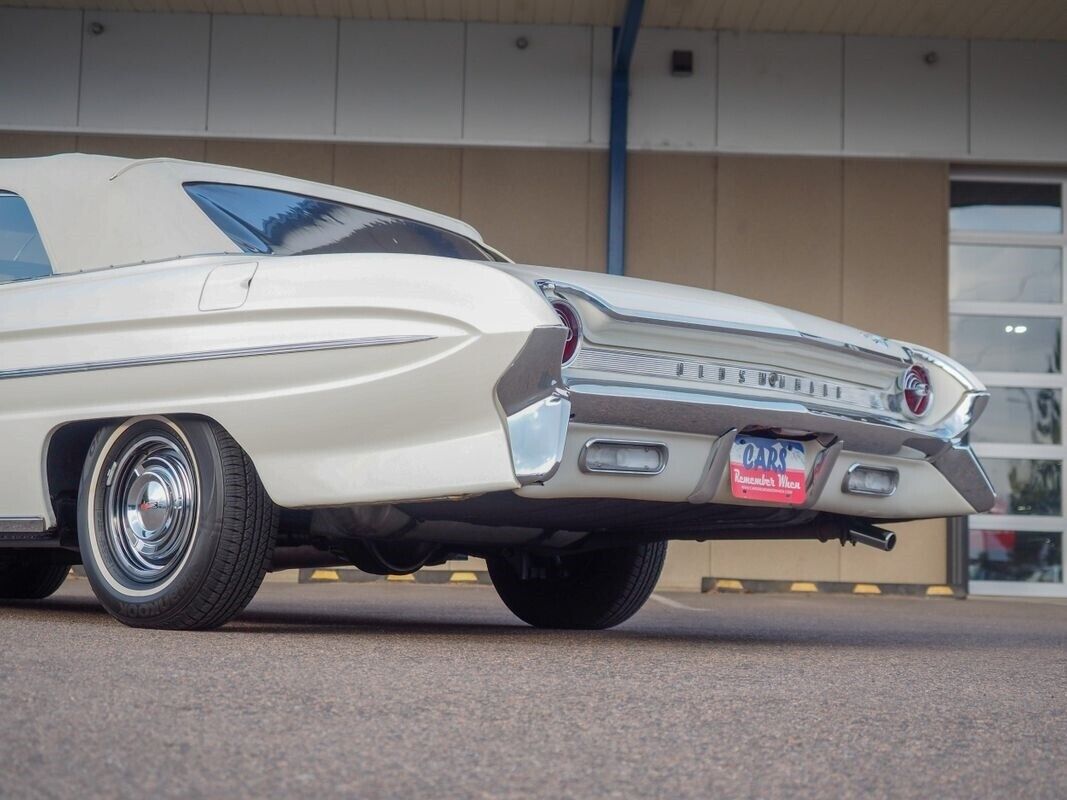 Oldsmobile-Eighty-Eight-1961-White-Red-155953-5