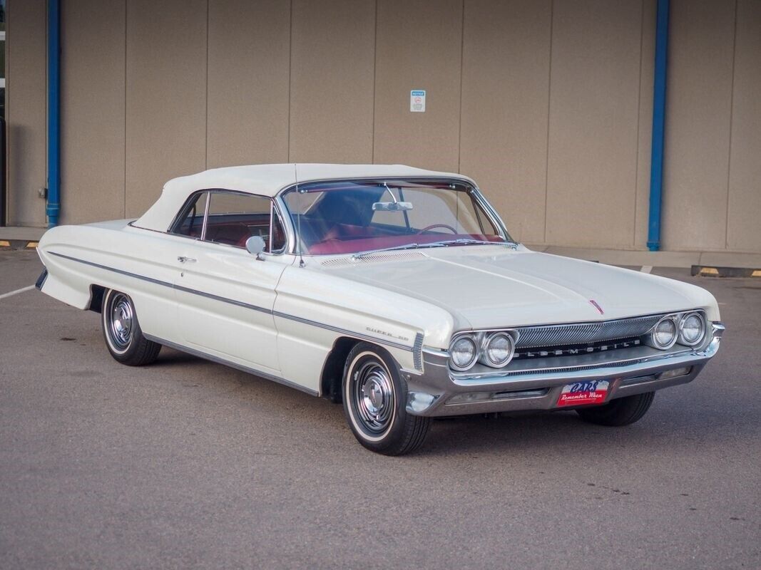 Oldsmobile-Eighty-Eight-1961-White-Red-155953-6