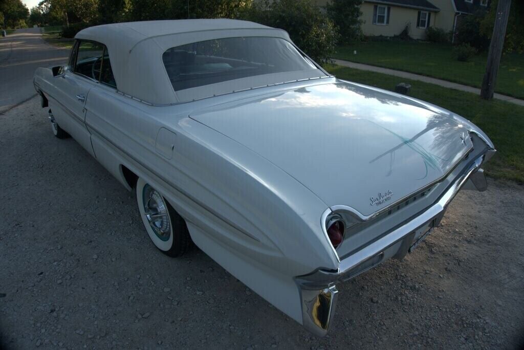 Oldsmobile-Eighty-Eight-Coupe-1961-White-Turquoise-165323-3