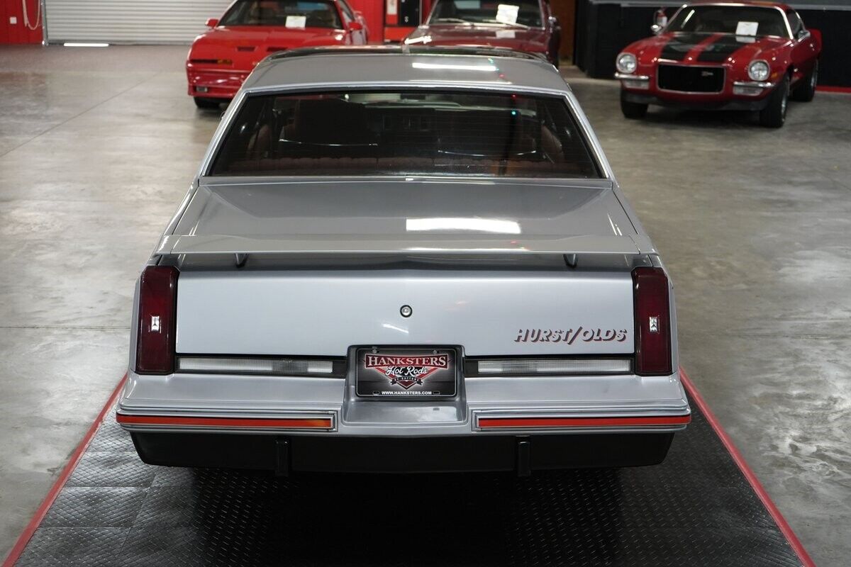 Oldsmobile-Hurst-442-Coupe-1984-Silver-Red-126073-12