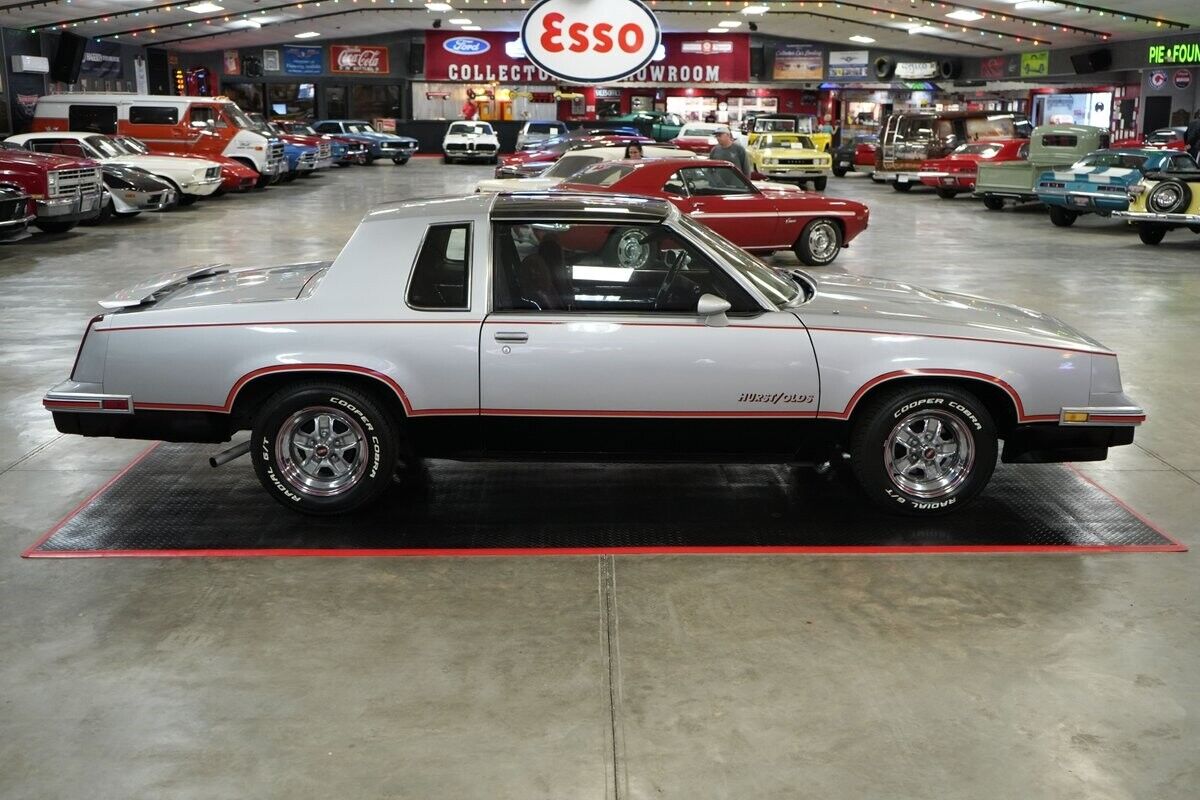 Oldsmobile-Hurst-442-Coupe-1984-Silver-Red-126073-14