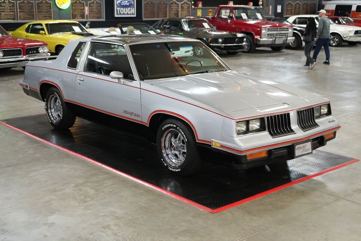 Oldsmobile-Hurst-442-Coupe-1984-Silver-Red-126073-15