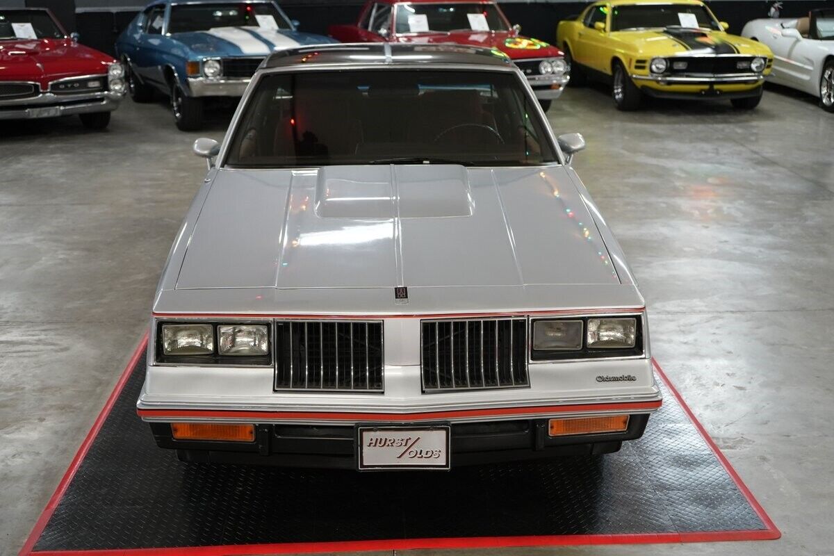 Oldsmobile-Hurst-442-Coupe-1984-Silver-Red-126073-16